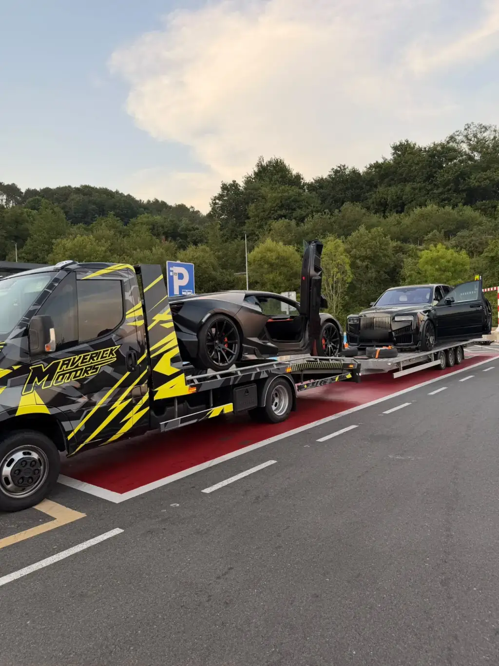 Porte-voitures MAVERICK MOTORS jaune et noir transportant une supercar et une Rolls-Royce